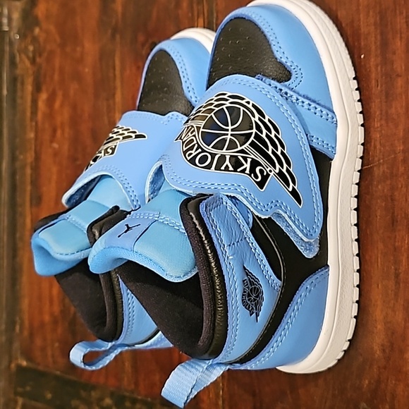 LIKE NEW! Jordan Sky Jordan 1 sneakers! - Picture 3 of 4